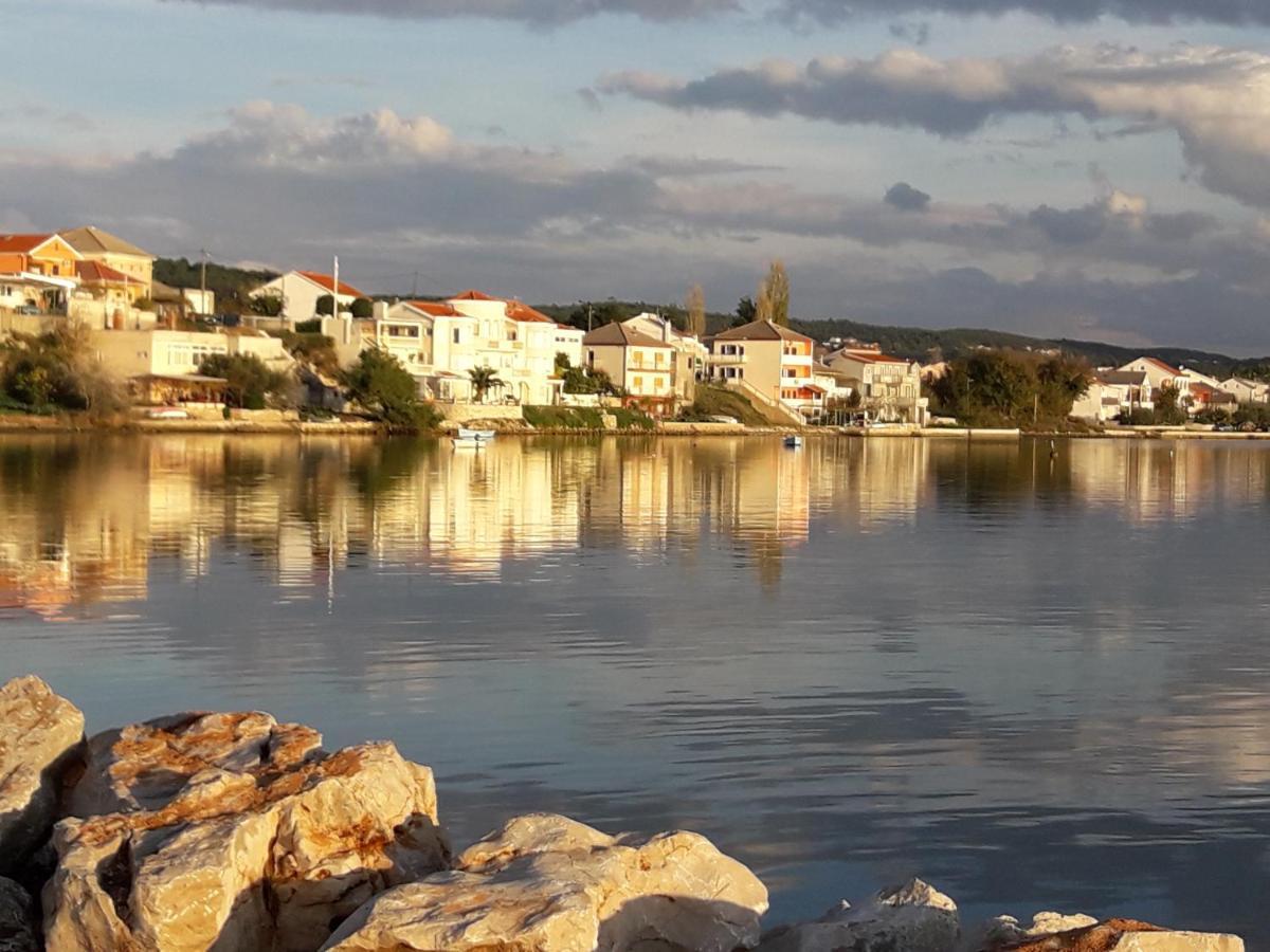 Apartmani Mirko Ljubac Ražanac エクステリア 写真