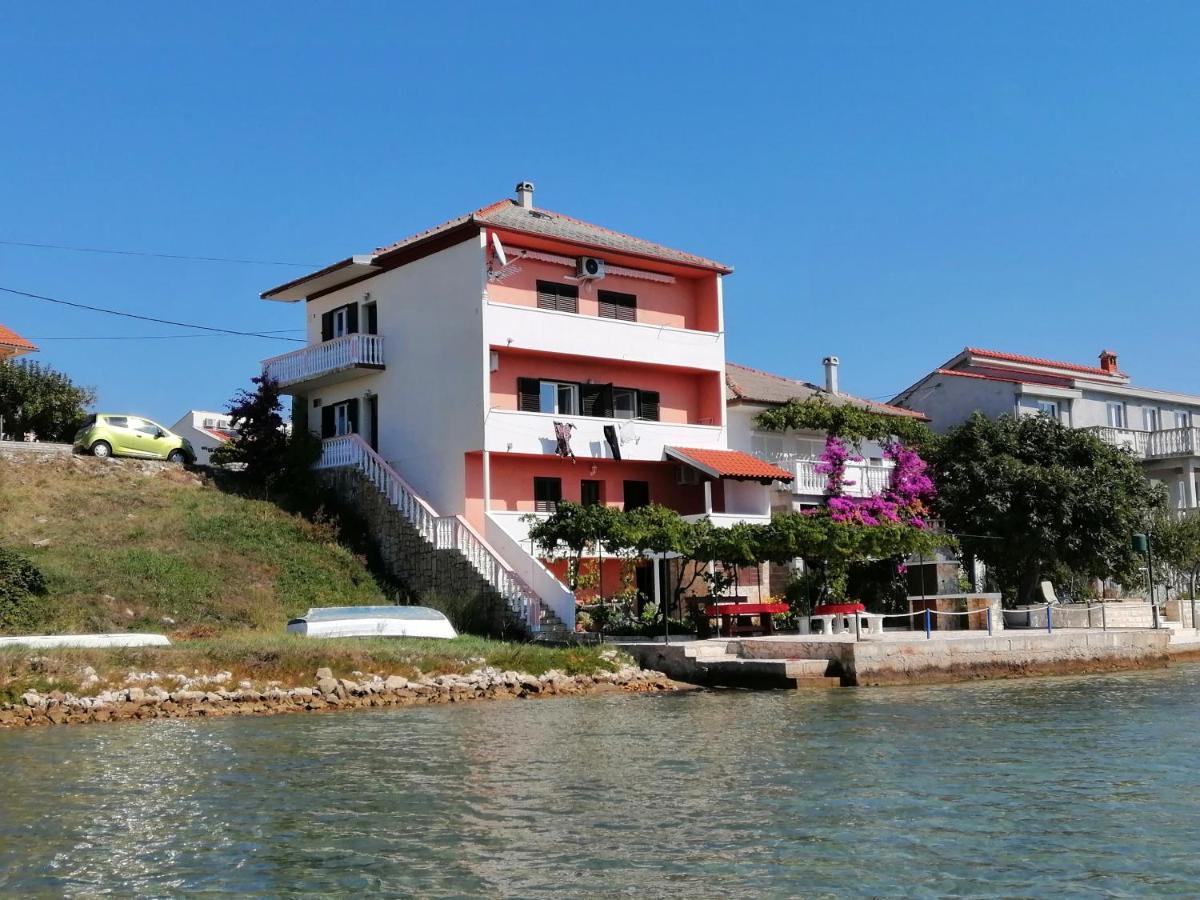Apartmani Mirko Ljubac Ražanac エクステリア 写真